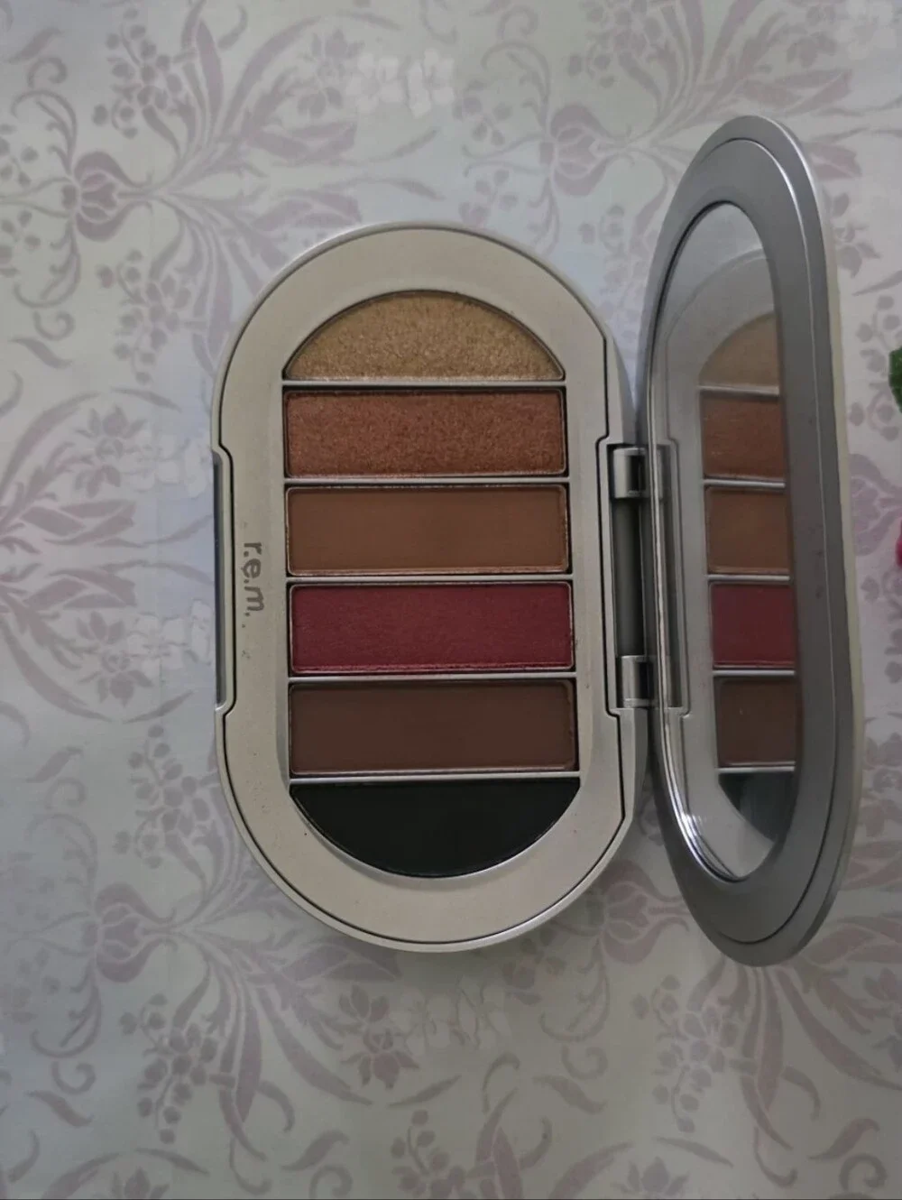R.E.M. Beauty (Ariana Grande) Midnight Shadows Eyeshadow Palette in Principessa